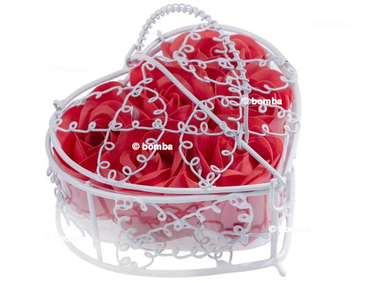 Eleganter kleiner weißer Korb mit Seifenrosen